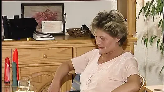 Großer grüner dildo für böse MILF