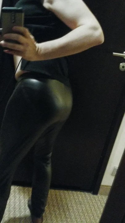 Irlandesa cachonda xdresser crossdressing leggings de cuero medias de red