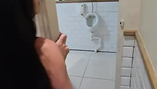 Seks nyata berisiko di kamar mandi restoran dengan pasangan amatir panas