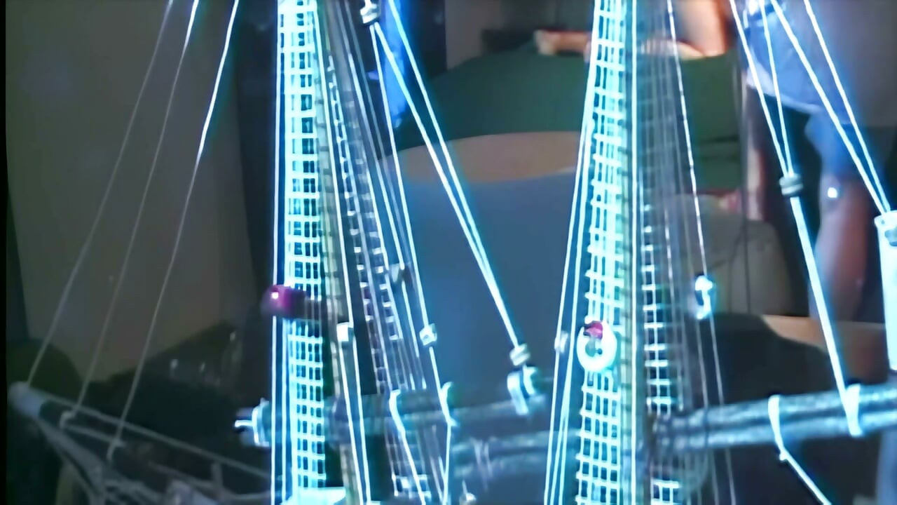 Η σκύλα με τα γυαλιστερά λευκά εσώρουχα παίρνει πούτσο βαθιά