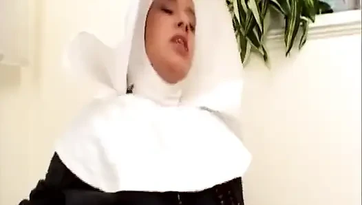 Büyük götlü esmer Alman ateşli anne fetiş sahnesinde anal sikiliyor