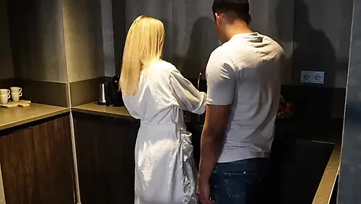Tina мыла посуду, но Sinflare хотела положить его хуй в ее киску и дважды кончить там