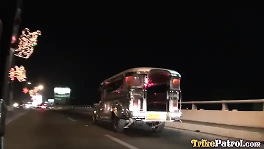 Cewek Asia dipaksa ngangkang sambil disumbar