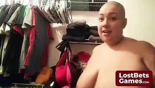 Son striptiz oyunu kaybedeni, sadece sutyenle kaldı