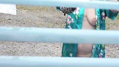 Голая на публике. Сосед увидел в окне беременную соседку, которая сушит белье во дворе в халате без лифчика и трусов. Публичное обнажение