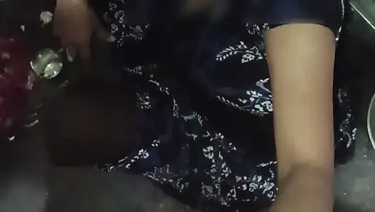 Baldız mutfakta, baldız, elleriyle büyük göğüslerini göstererek kayınbiraderi arazisinin suyunu çıkardı Hintçe ses kaydı.