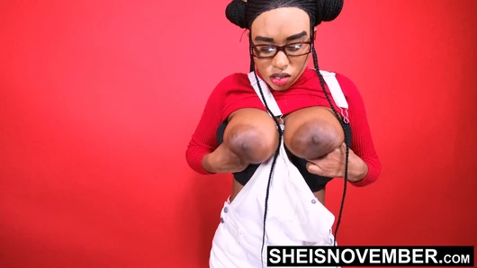 Le plus gros érotique de honkers d'ébène avec de gros seins, des tétons énormes et des aréoles énormes sur le mannequinat de Sheisnovember Lashawn Mosley