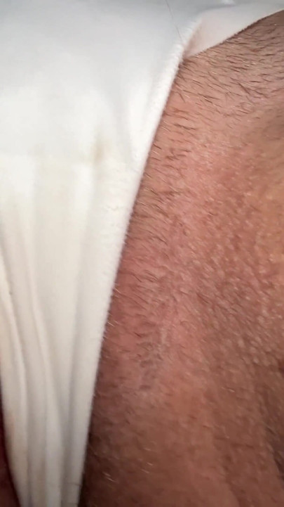 Ich bin allein zu hause und spiele mit meiner haarigen muschi mit meinem finger