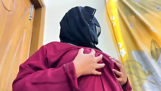 Ibu tiri cantik lagi buka burqanya sambil pamer pantat bahenolnya di arab saudi - seks berhijab & niqab