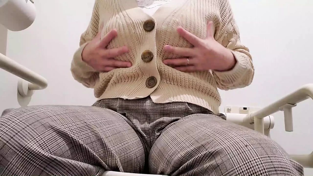 A Married Woman Boldly Masturbating in the Toilet