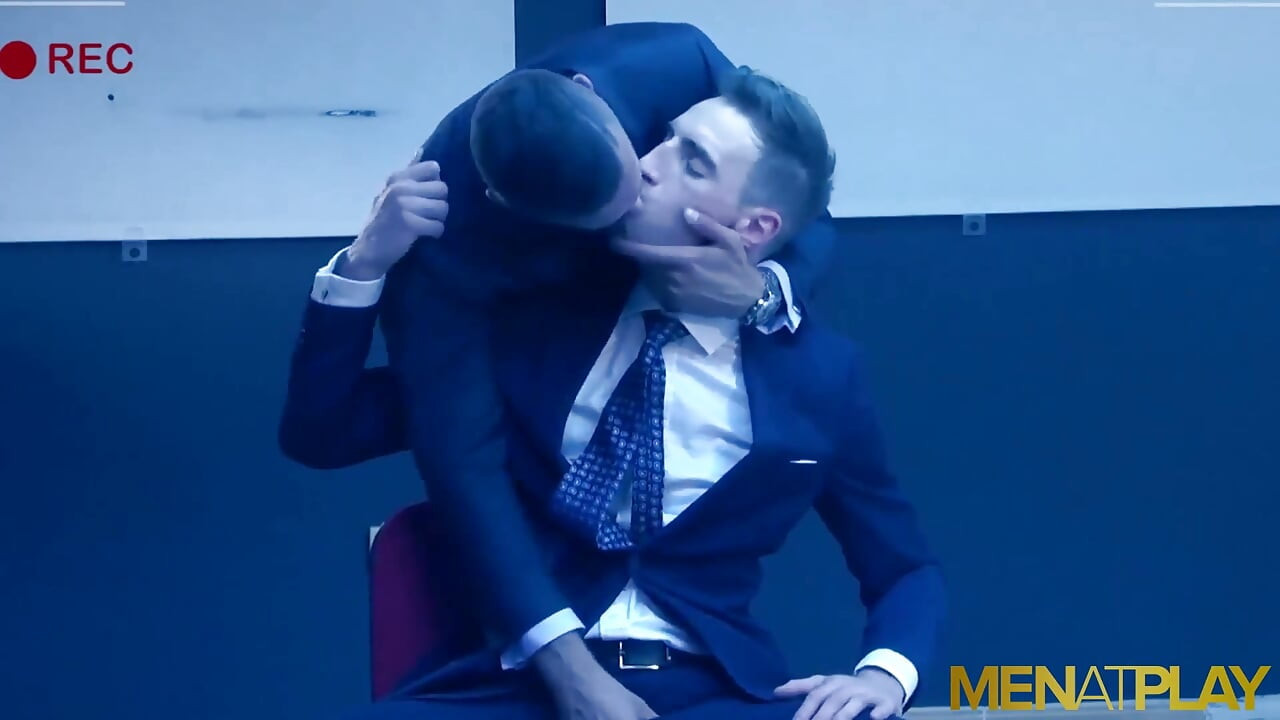 Menatplay - Handsome Kayden Gray anal fucks hunk Emir Boscatto