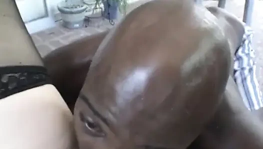 Pria kulit hitam kontol besar suka menyetubuhi ketiga lubang pada pelacur anal putih gemuk ini