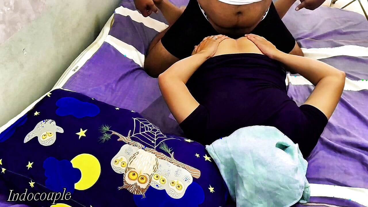 Salon urut sensual dengan gadis seksi memakai skirt mini kebaya dan urutan yang menyeronokkan