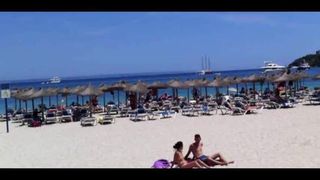 Coppia di prendere il sole in spiaggia