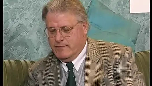 Remaja brunette disetubuhi oleh pria tua di casting