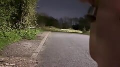 Camionero cachondo se masturba desnudo en público de camino a casa