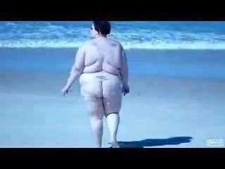 สาวร่านอ้วนเดินบนชายหาด
