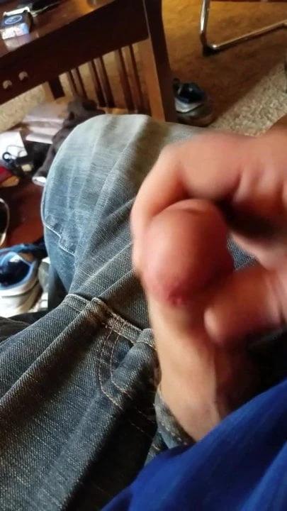 Arriscado empurrando atrás de amigo jogando videogame