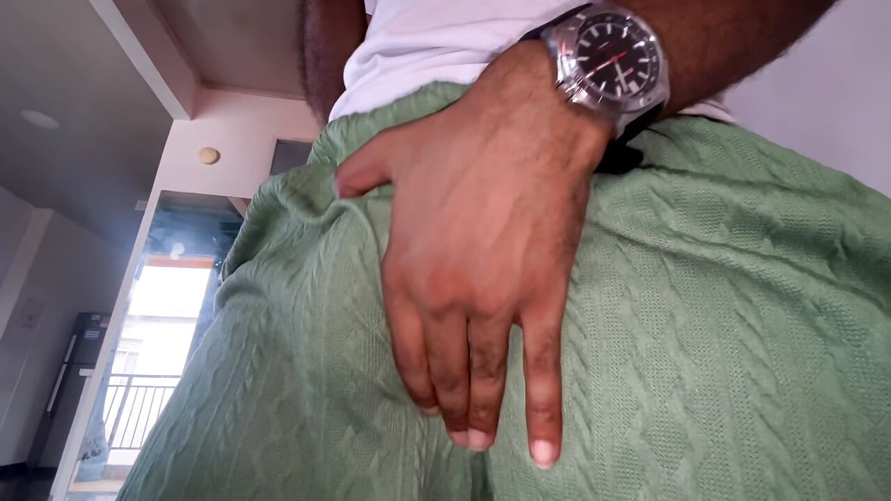BIG BULGE TO ADORE HAIRY AND SWEATY BRUNETTE WHITE SOCKS FOR ELONQUESERTE IN PLEASURE