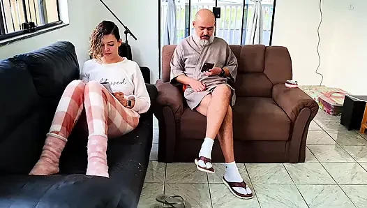 Üvey babam mastürbasyon yapıyordu, ben de ona yardım ettim ve hepsini yuttum.