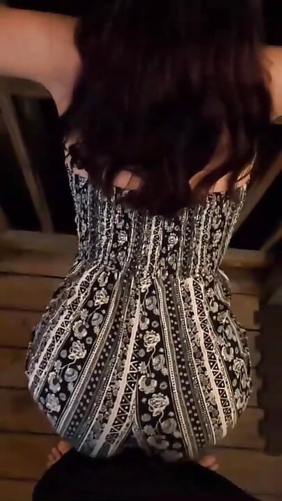 esposa tremendo e moendo a bunda na varanda
