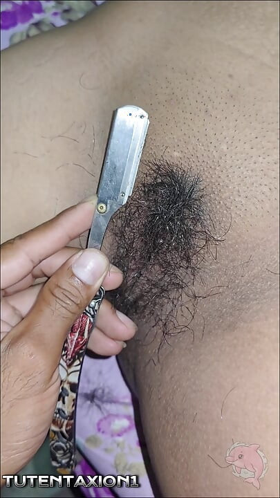 Mencukur memek berbulu lebat kakak ipar yang seksi