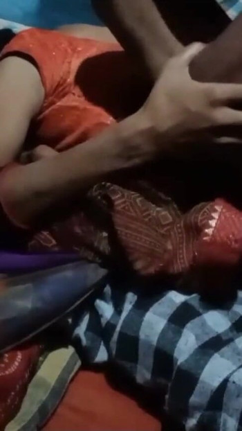 "हॉट भाभी बड़े लंड में तेल से सनी चुदाई में अकेले बड़ी गांड में जोरदार चुदाई कर रही है" से रोमांचक पल"