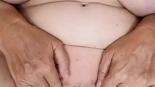 Büyük memeler ve tıraşlı amcık: Mariaold orta yaşlı seksi kadın striptiz yapıyor ve parmaklıyor