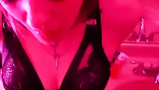 Orta yaşlı seksi arkadaşımı aynanın önünde sikiyorum