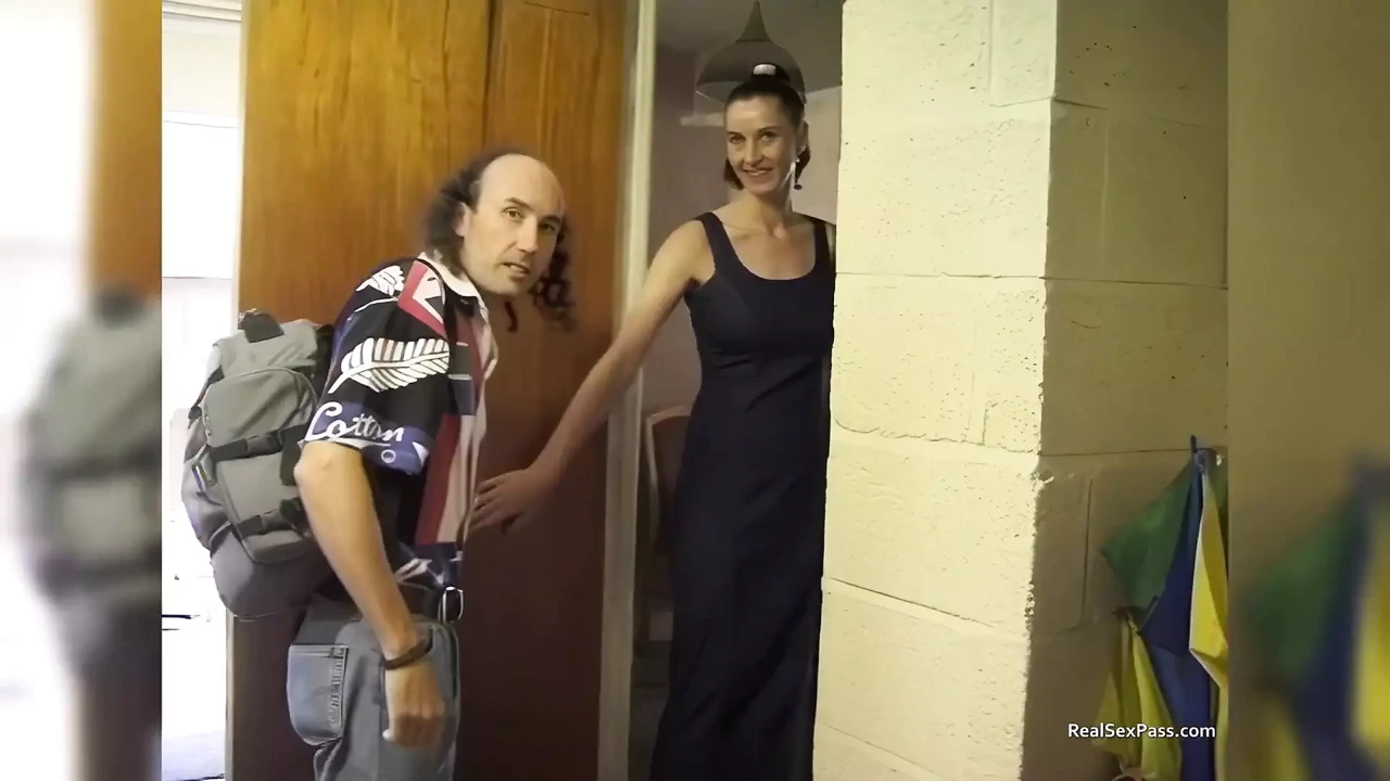 熟女曼迪在家里的室内和室外拍摄