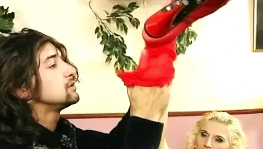Kırmızı iç çamaşırlı sarışın kırmızı topuk sert emiyor