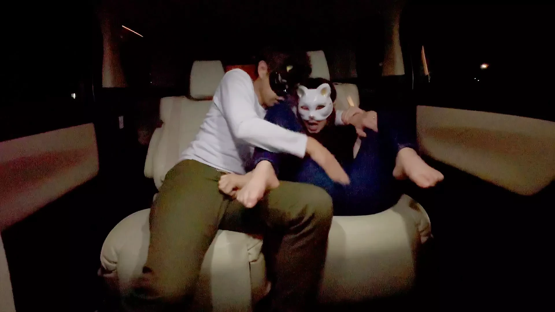 Wanita yang sudah menikah mendapat seks mobil creampie sebelum pindah ke rumah