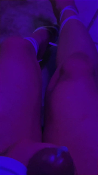 Teplouš sissy se převléká za holku, jen aby se honil a vystříkal