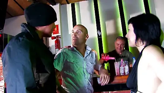 Striptizci sürtüklerle sikişiyor ve tokatlıyor