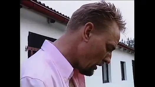 Güzel genç sarışın orta yaşlı seksi kadın bahçede büyük yarakla sikiliyor ve yüzüne boşalıyor