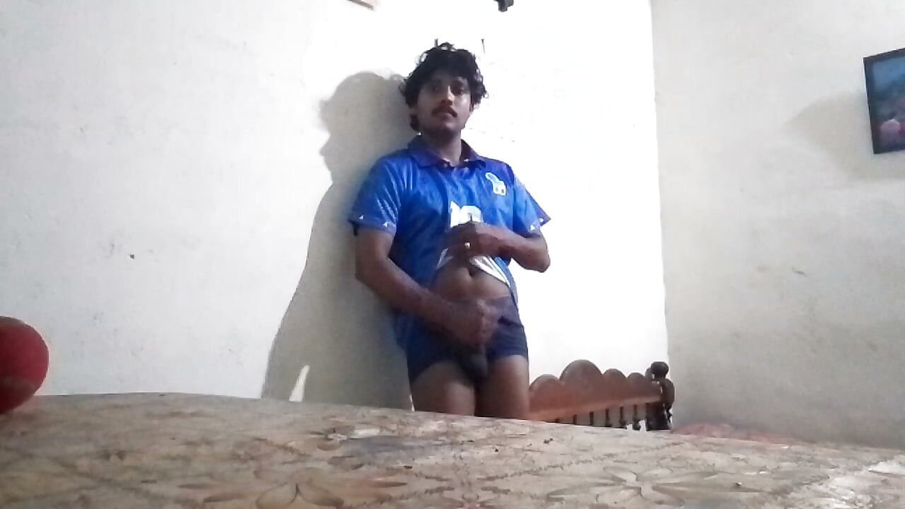 هندي يمارس الاستمناء اليدوي بنفسه