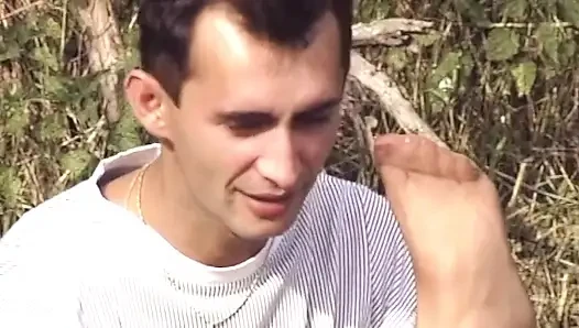 Büyük memeli sarışın amatör çekimde açık havada yarak emiyor