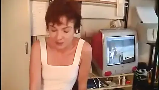 Крошке-студентке вылизали ее мокрую киску на столе мужика