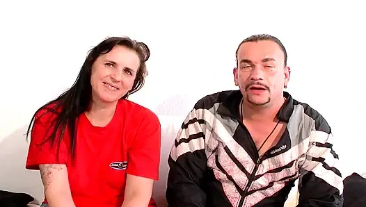 Татуированная немецкая блядинка получает камшот на лицо после горячего тройничка