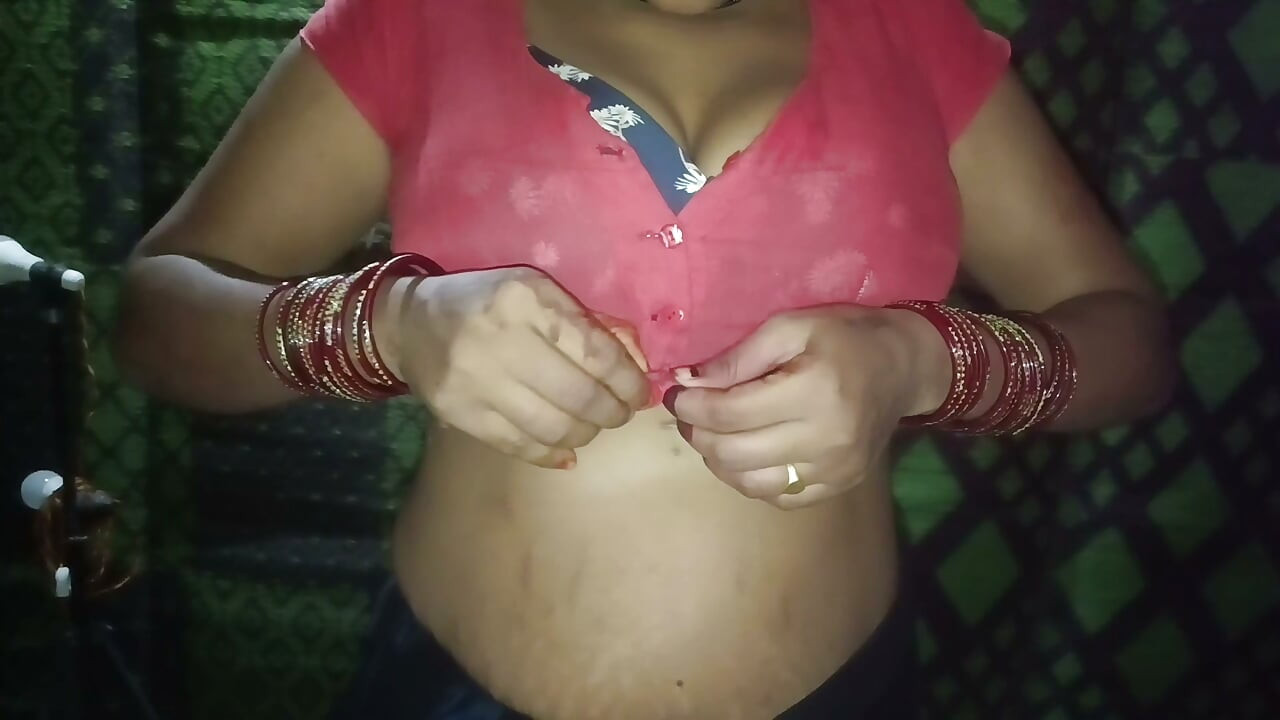 Bhabhi z wielkimi cyckami wzięła spermę z kutasa, obciągnęła kutas szwagra i wydoiła z niego spermę, hindi audio