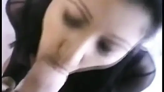 Dua gadis India nyepong kontol yang sama