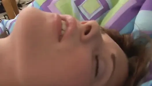 Bebek gibi kız cam dildoyla tek başına mastürbasyon yapıyor