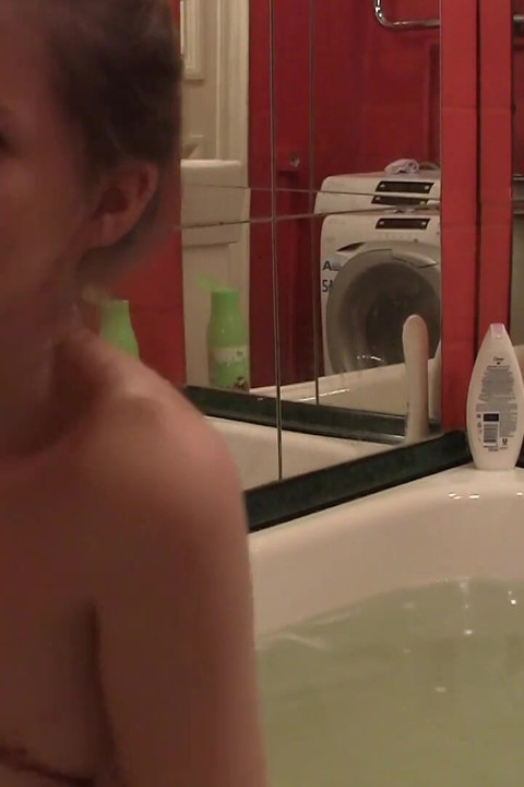 Ma belle-fille mouille dans un bain chaud