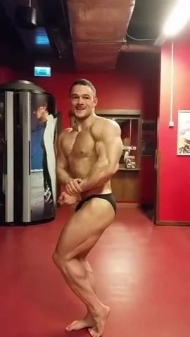 Str8 bodybuilder massive flexing