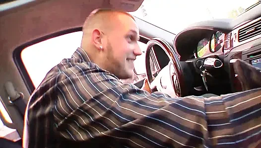 Горячая блондинка-автостопщица скачет и хорошо трахается