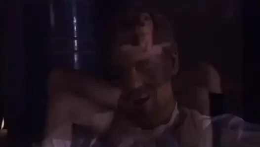 Drei schwänze, zwei küken beim hardcore-ficken auf dem boden