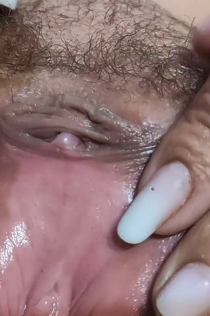 Masturbation de chatte poilue avec léchage