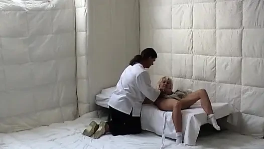 Azgın orta yaşlı seksi kadın doktor sarışın hastayı çılgınca yumruklıyor ve sikiyor
