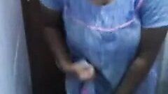 India gordita expone su cuerpo desnudo en una videollamada de WhatsApp