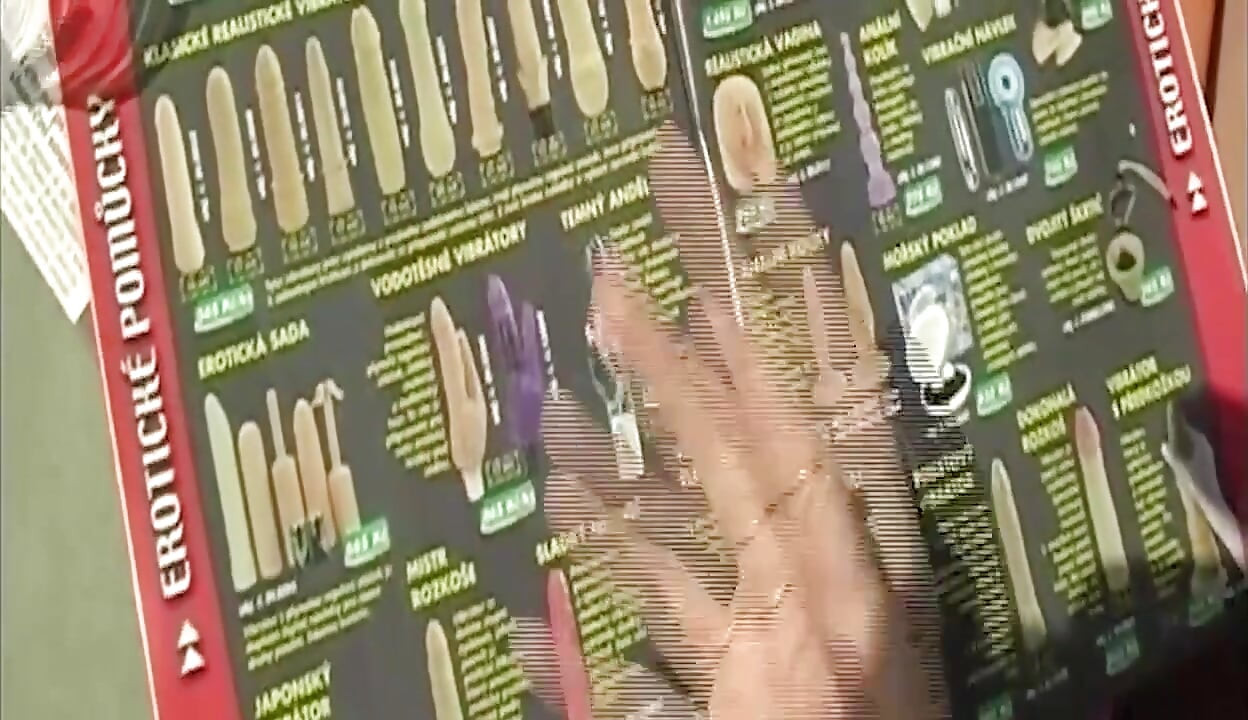 Las criadas lesbianas se lamen en el banco de madera